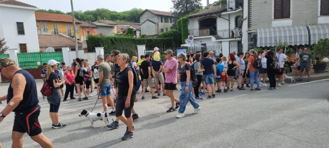 Tanti partecipanti alla camminata enogastronomica di Castelnuovo Belbo