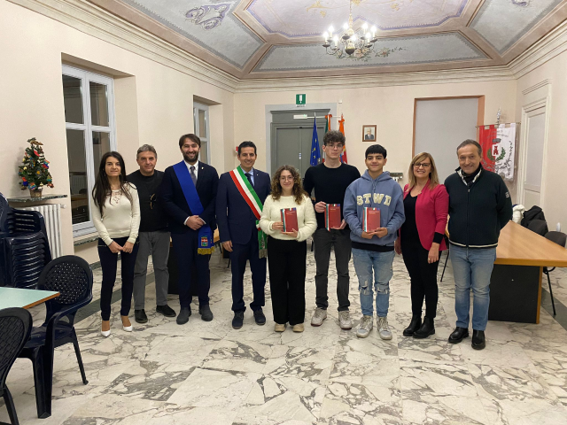 A Castelnuovo Belbo cerimonia di consegna della Costituzione ai diciottenni